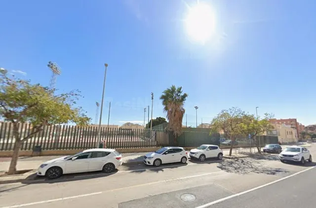 Se vende piso OKUPADO en Calle Reverenda Madre María Micaela - foto 2