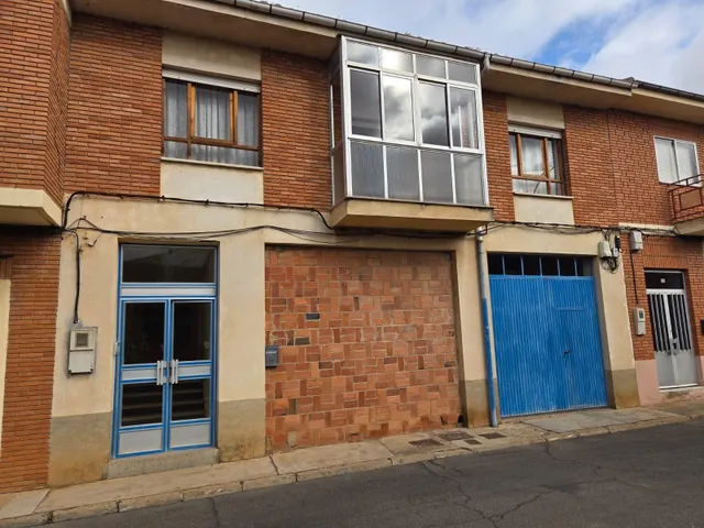 SE VENDE CASA, DOS PLANTAS, COCINA, SALÓN, 3 HAB., BAÑO. EN PLANTA BAJA LOCAL 95 M2. CALEFACCIÓN — 3
