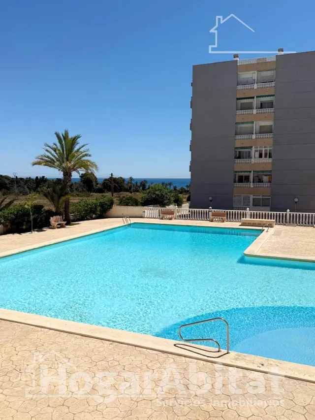 Disfruta del sol y la brisa del mar en este piso reformado con piscina, terraza y parking junto a la playa — 7