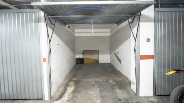 Garaje cerrado bien ubicado en zona Murillo y avd. Madrid de Petrer — 2