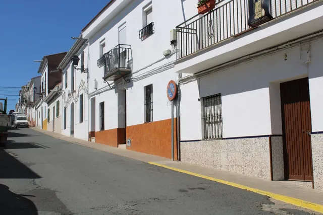 Magnífica casa de pueblo reformada con garaje y acceso a dos - foto 3