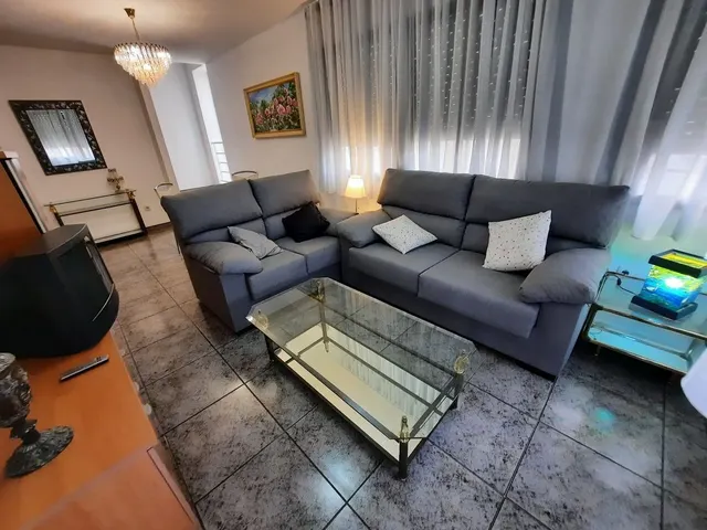 Casa esquinera, de 3 dormitorios, terraza, azotea. Dispone de 2 locales comenrciales. MUY CÉNTRICA — 25