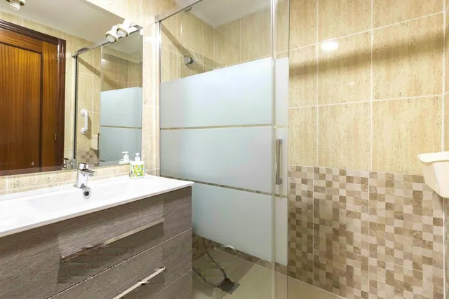 Amplia vivienda de 4 dormitorios con garaje, trastero y metro a pocos minutos — 44