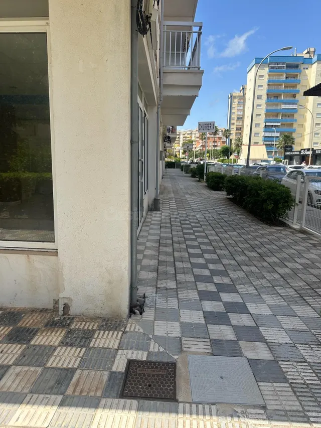 Local comercial en esquina a 150 m del mar – Playa de Gandía - foto 2
