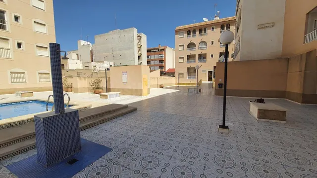 OPORTUNIDAD!!! ATICO EN EL CENTRO DE TORREVIEJA CON PISCINA  - foto 4