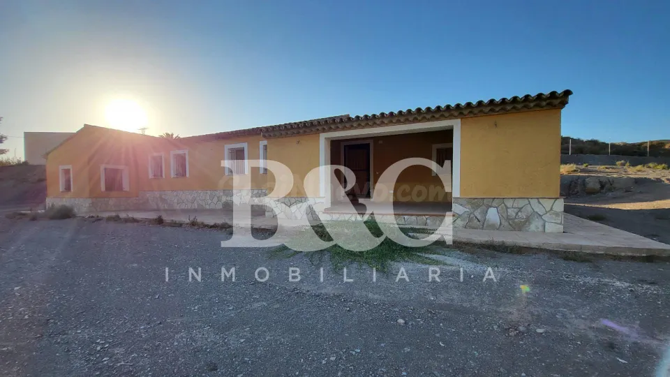 Casa con terreno 4 habitaciones en venta - Los Arejos