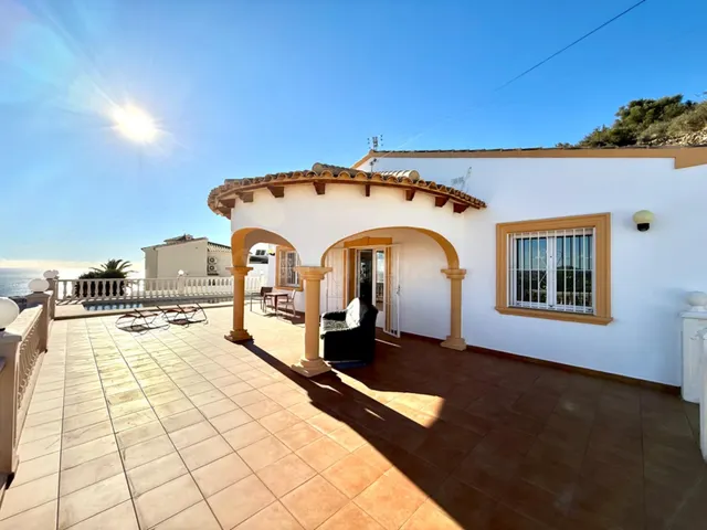 SE VENDE BONITA CASA CON VISTAS AL MAR EN CALPE - foto 2