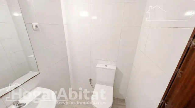 ¡Oportunidad cerca del mar! Acogedor para reformar en residencial con balcón, piscina y dos garajes — 12