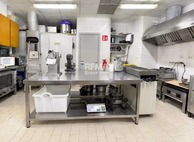 Oportunidad Única: Local comercial. Rostisseria equipada en Venta en Flaçà, Girona. A un paso de la Estación de Tren. — 9
