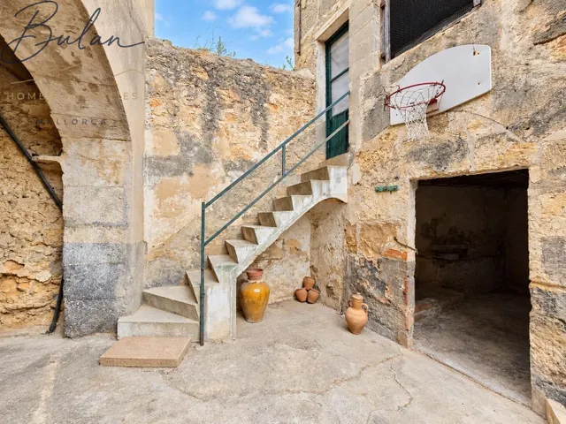 Casa señorial a reformar con bodegas, gran patio y garaje en Consell — 47