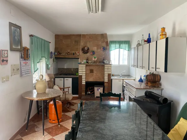 Se vende cortijo a distancia de a pie al pueblo — 10
