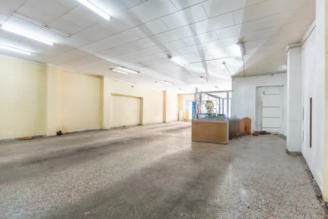 Oportunidad en Gandia: Amplio Local Comercial en Venta — 12