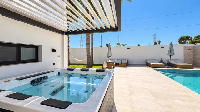 ESPECTACULAR VIVIENDA REFORMADA CON PISCINA, BODEGA, GIMNASIO Y UNA EXCEPCIONAL PRIVACIDAD — 14