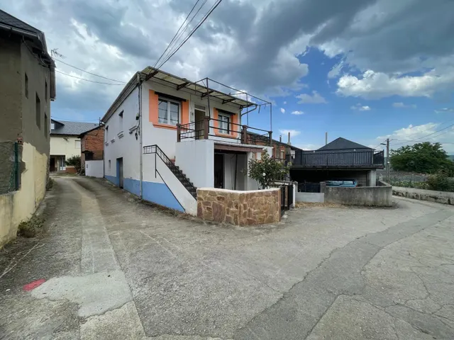 SE VENDE CASA EN CORULLÓN — 42