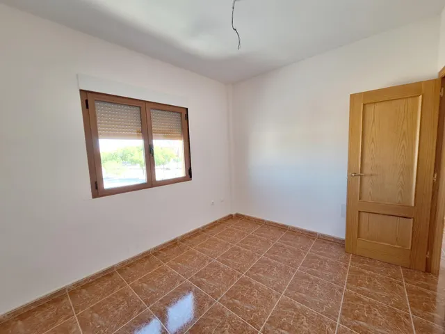 Oportunidad: Bungalow de esquina, a estrenar, en Pinoso | 4 dormitorios, 2 baños y garaje — 11