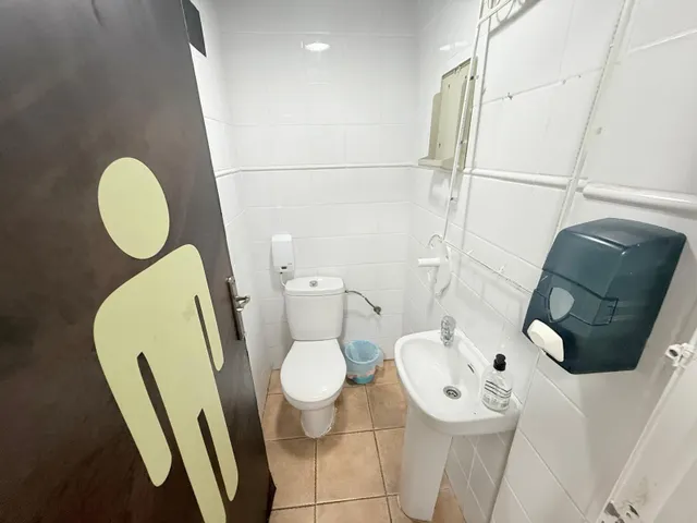 ¡Tu negocio en el foco de atención! Local comercial de 97 m2 muy luminoso en Carolinas Bajas — 15