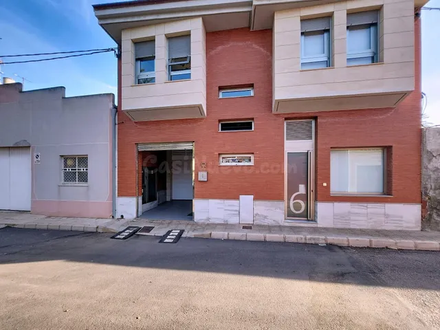 ¡TODO REFORMADO! CASA CON AMPLIO GARAJE Y LOCAL COMERCIAL - foto 2