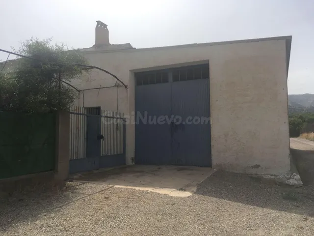 TERRENO CON CASA Y NAVES - foto 3