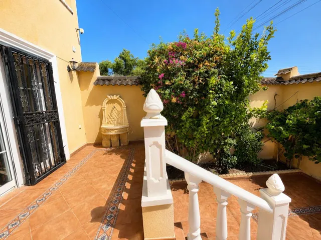 Villa independiente con piscina privada y 6 dormitorios junto a la Laguna Rosa de Torrevieja — 14