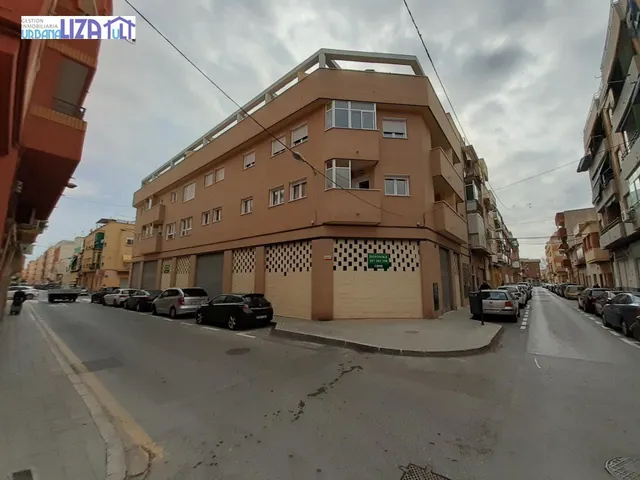 OPORTUNIDAD! FANTÁSTICO LOCAL COMERCIAL DE OBRA NUEVA CON FACHADA A 3 CALLES — 4