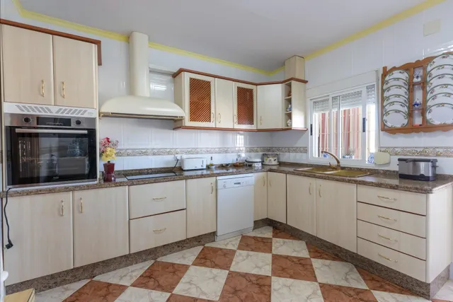 Casa en planta baja con cuatro naves y local — 13