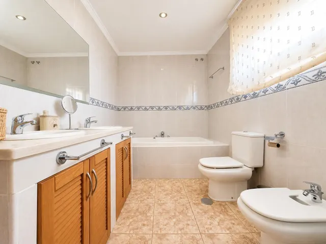 CASA INDEPENDIENTE CON 966 M/2 DE PARCELA EN NUEVO HIGUERON . — 10