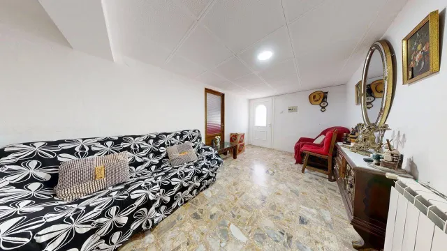 CASA UNIFAMILIAR de 170m2 útiles sobre parcela de 265m2. Distribuido en sótano con bodega, salón, cocina, dos baños, cuatro habitaciones y buhardilla diáfana — 8