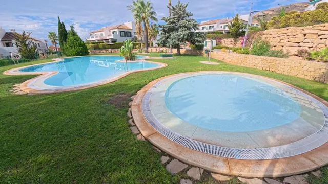 Apartamento de planta baja de esquina con 2 dormitorios con jardin y vistas parciales al mar — 28