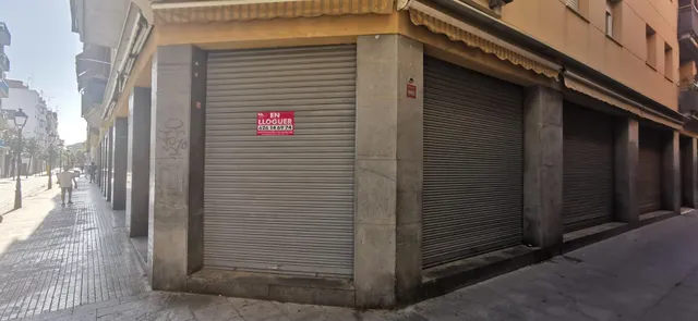 Gran local comercial en esquina al lado del Ayuntamiento — 10