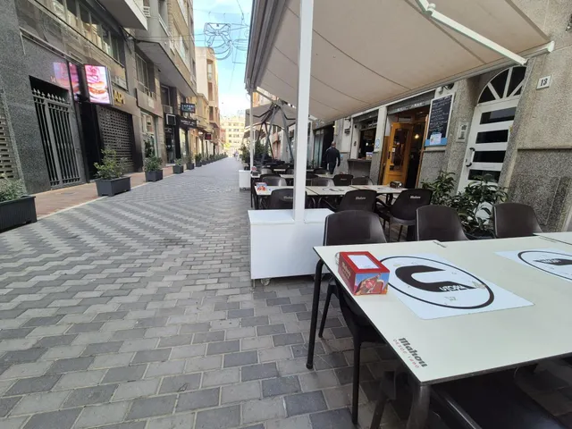 LOCAL COMERCIAL CON SALIDA DE HUMOS Y ALTA RENTABILIDAD — 3