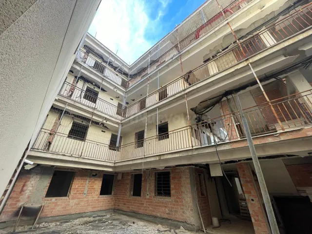 Venta de 3 edificios (29 Apartamentos, local, 33 Trasteros, 