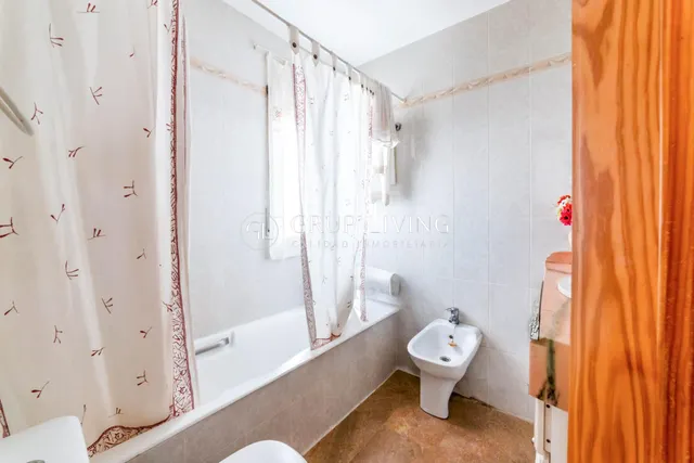 ELEGANTE CASA ESQUINERA DE ESTILO INGLÉS CON VISTAS AL MAR — 38