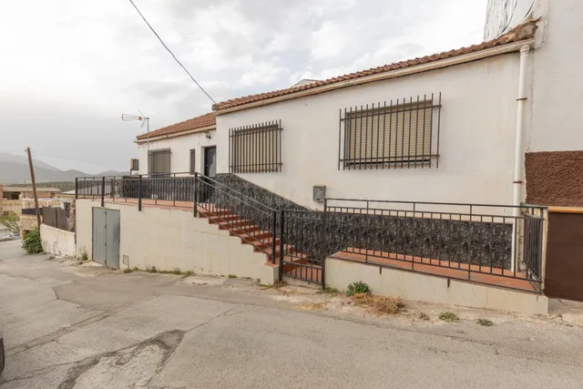 Título: Vivienda amplia con cochera y dos patios en zona cén