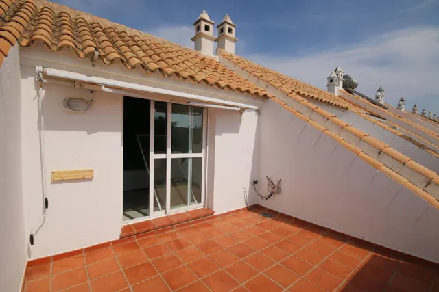 Exclusivo adosado de 3 plantas en Hoyo 14 junto al Campo de Golf – Nuevo Portil — 38
