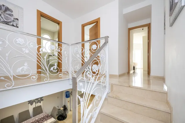 Dúplex de 4 dormitorios con vistas al mar, terraza y piscina en Velilla-Taramay — 31