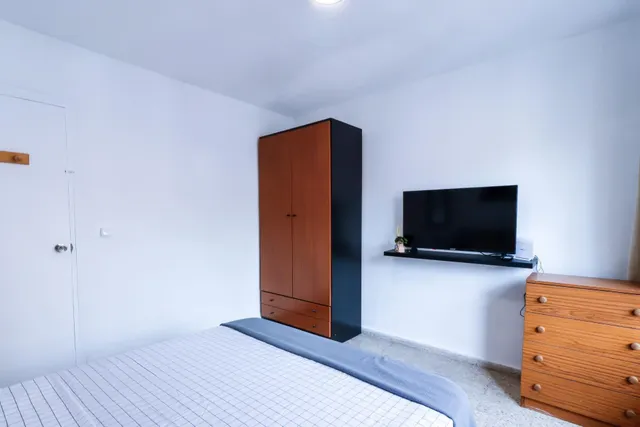**Piso totalmente reformado de cuatro habitaciones y un baño** — 12