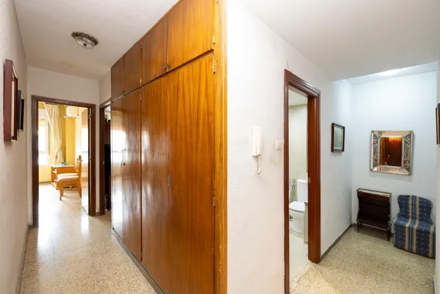 Camino de Ronda. Piso en planta alta con 5 dormitorios, garaje y trastero, calefacción central. — 18