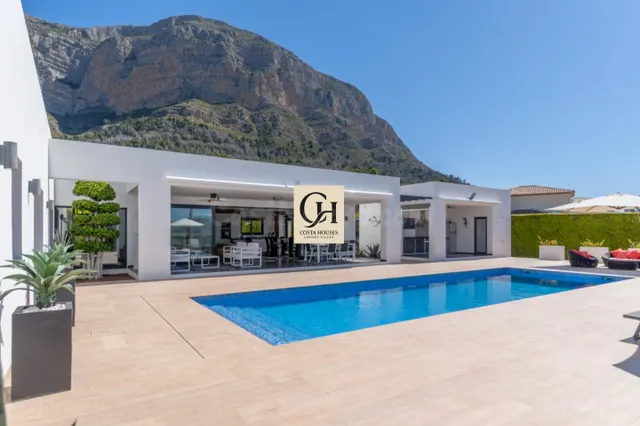 VILLA NERINA · VIDA EN UNA SOLA PLANTA FRENTE AL MONTGO EN J