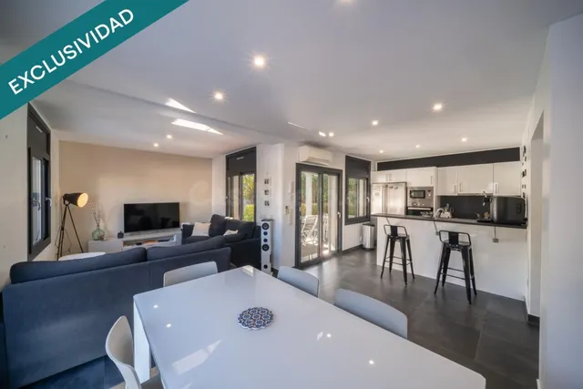 Casa moderna con cuatro habitaciones, piscina y garaje - foto 4