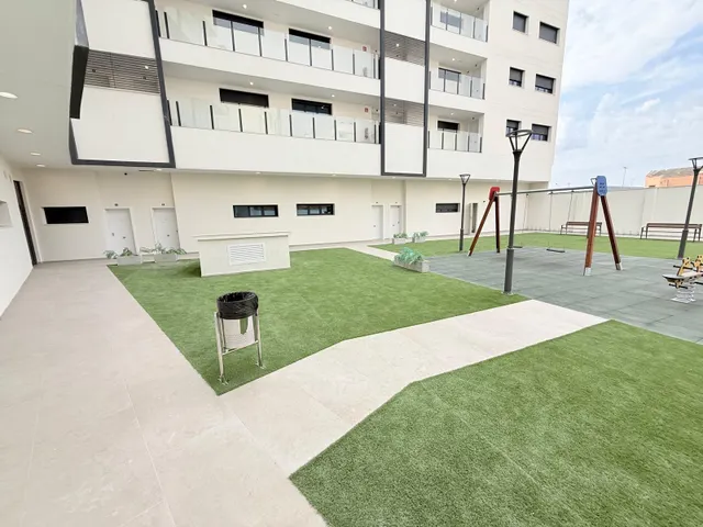 Luminoso apartamento semi-nuevo con terraza, piscina y parking — 45