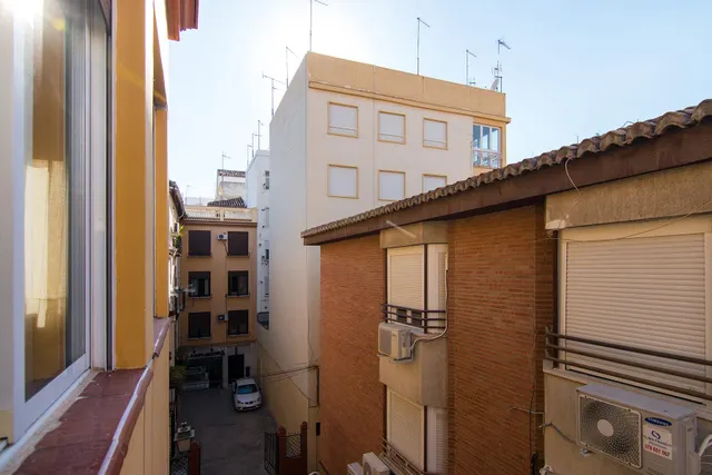 Por debajo de la Plaza Trinidad, a un paso de Facultad de Traductores, Derecho, Escuela de Arte y Oficios. Actualmente 6 estancias(incluido el salón). un cuarto de baño, un aseo, cocina. Techos Alto — 31