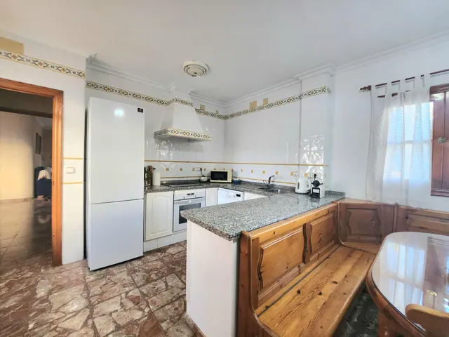 IMPRESIONANTE CASA EN CENTRO DE ALCALA DE UNA SOLA PLANTA CON LOCAL COMERCIAL Y GARAJE. — 50