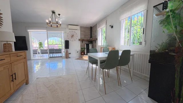 Chalet independiente de 4 habitaciones con piscina divida en dos plantas individuales — 8