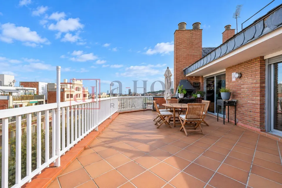 Ático esquinero con terraza de 125m2 y vistas panorámicas a toda Barcelona en sant antoni