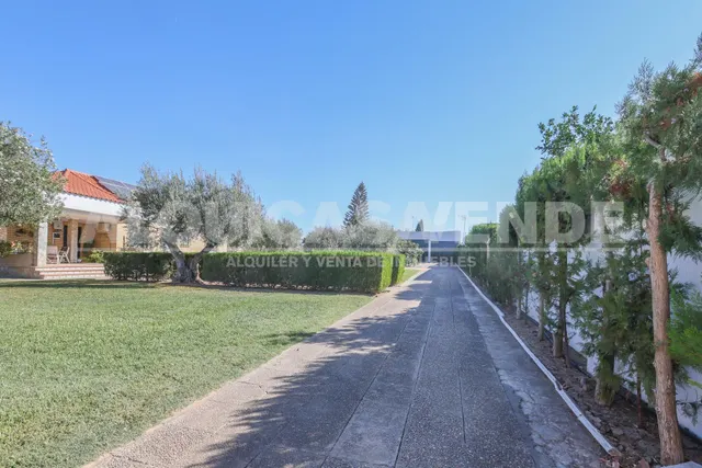¡Gran Oportunidad de Inversión! Parcela urbana de 2.400 m2 segregable en 3 parcelas de 800 m2 con chalet existente en Urb. Santa Genoveva — 2
