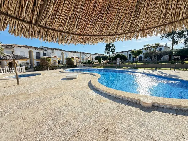 Casa adosada de un dormitorio con piscina comunitaria | Torr