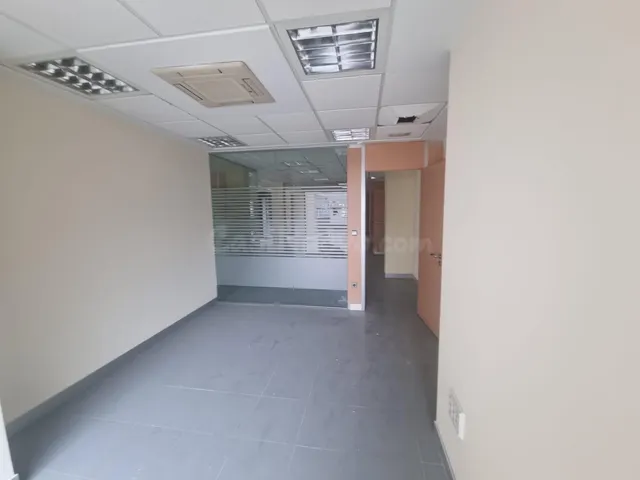 **SE ALQUILA ESTUPENDO LOCAL EN PLAZA DE VICTORIA - LOJA** — 4