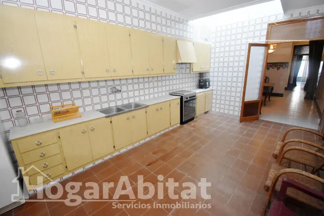 ¡Hazla a tu gusto! Gran casa para reformar con terraza y balcón, cerca del ayuntamiento — 9