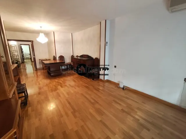 Inmobiliaria tejares vende estupendo piso en zona ensanche — 2