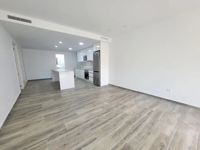 Moderno apartamento muy espacioso, en esquina, 3 dormitorios, 3 baños, parking, piscina, a 5 minutos a pie de la Playa del Cura — 7